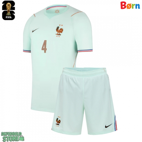 Frankrig Dayot Upamecano #4 Replika Babytøj Udebanesæt Børn VM 2026 Kortærmet (+ Korte bukser)